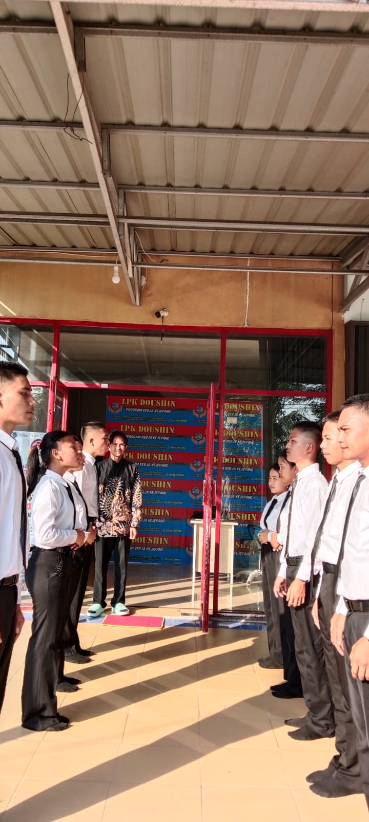 Latihan baris di depan kantor